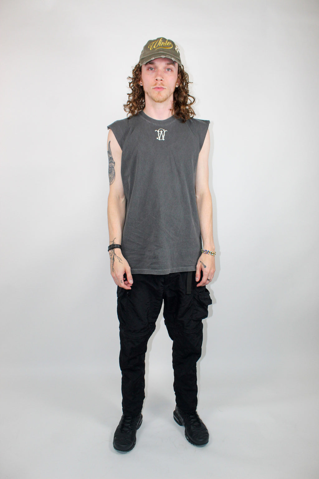 SCRIPT DISTRESSED HAT